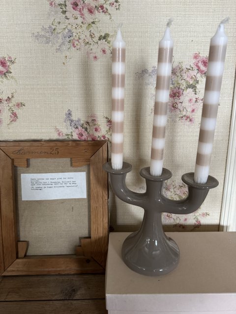 Tre-armet lysestage i lerfarve