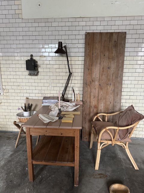 Gammelt anretterbord med hylde under